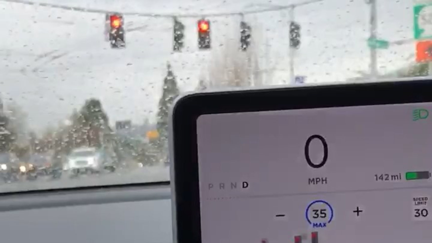 Un Tesla se para automáticamente en un semáforo en rojo
