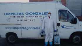 Un trabajador de Limpiezas González, este jueves en Benicassim (Castellón).