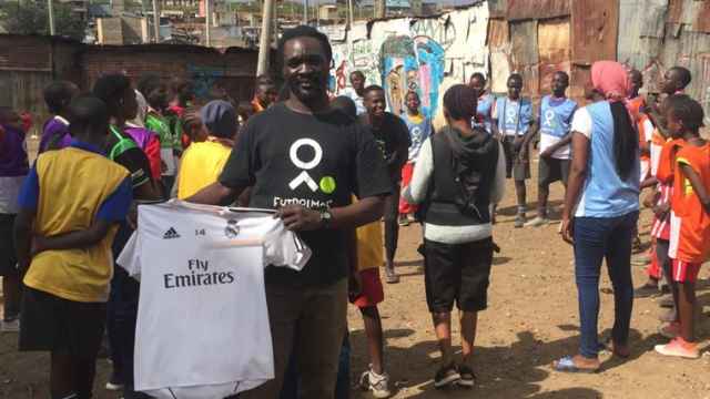 Baba Yao, el líder de la comunidad, posa con una camiseta del Real Madrid.