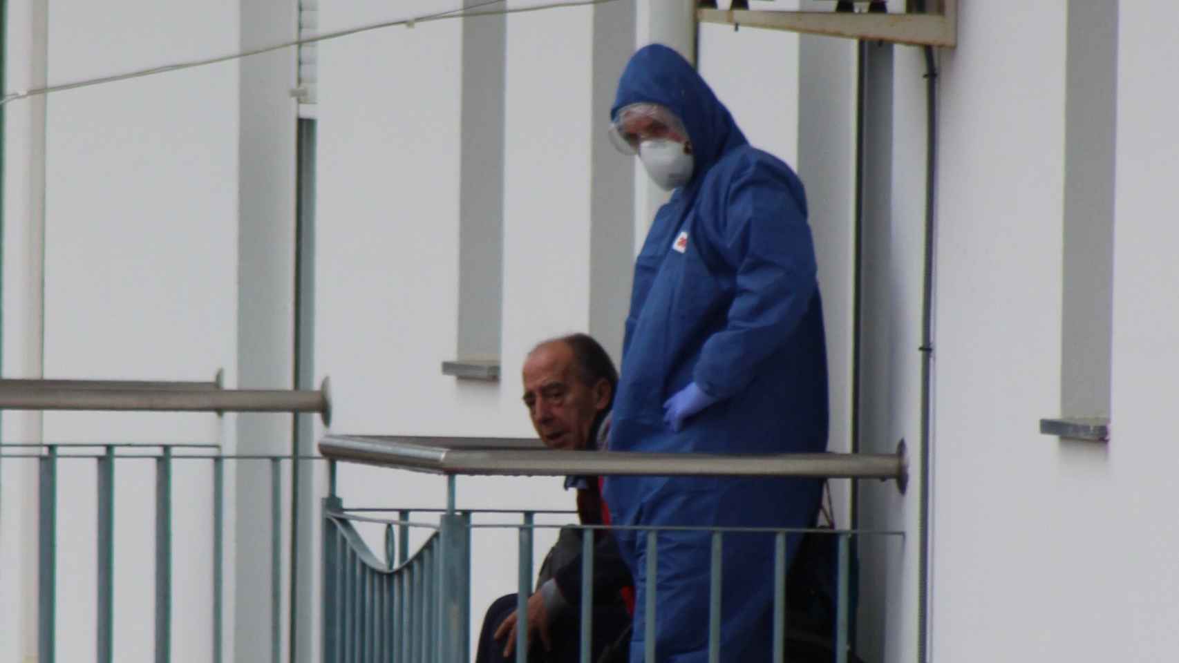 José Luis Guerrero, de 69 años, en el pequeño balcón de la habitación de la residencia de Alcalá del Valle (Cádiz).