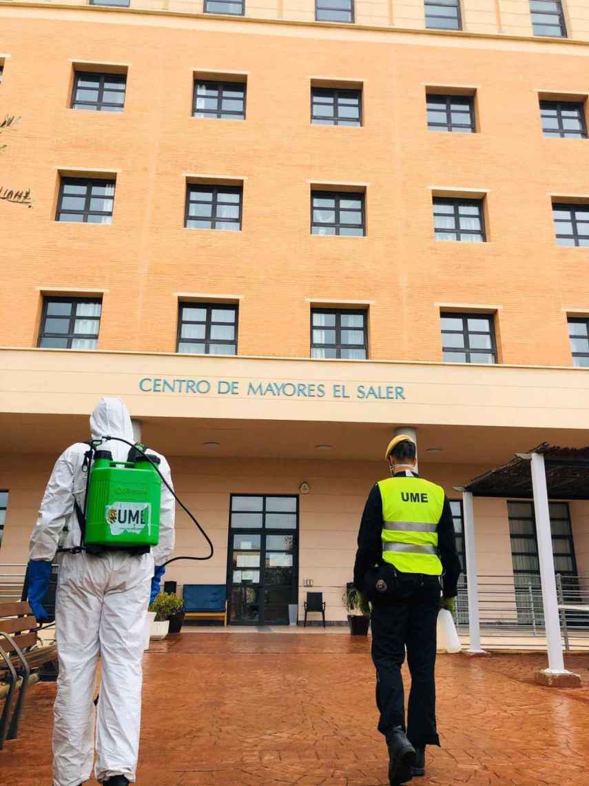 La UME, desinfectando el centro de mayores de El Saler (Valencia), esta misma semana.