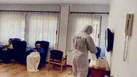 Un militar de la UME desinfectando una residencia de ancianos.