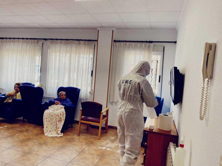 Un militar de la UME desinfectando una residencia de ancianos.