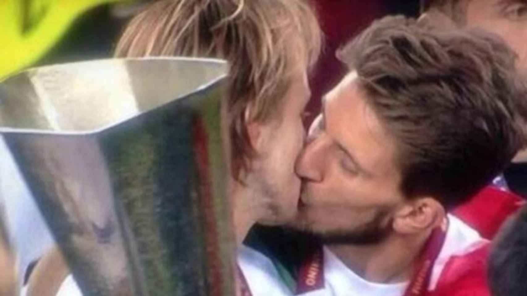 Beso entre Rakitic y Carriço durante la celebración del Sevilla de la Europa League