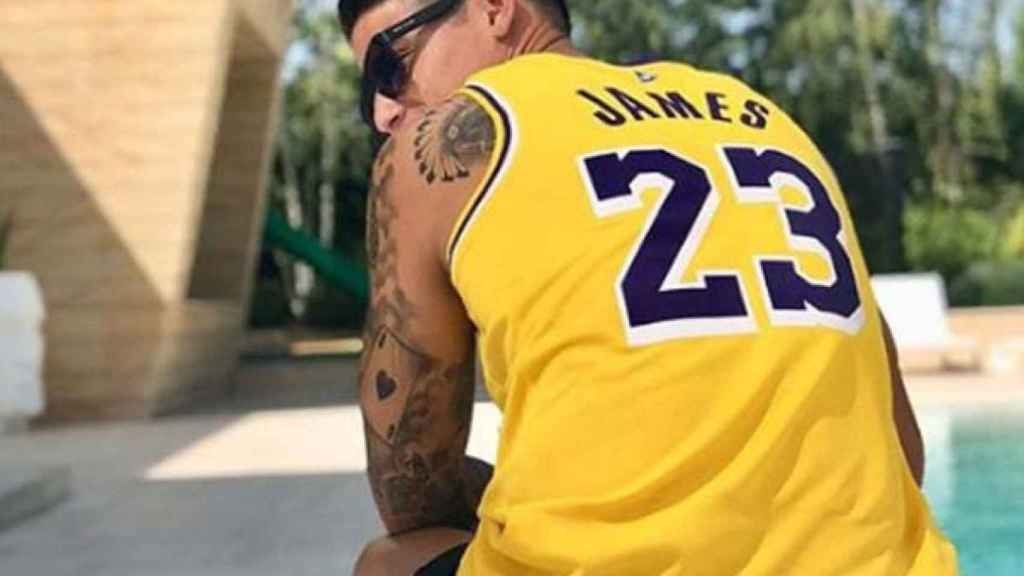 James Rodríguez, con la camiseta de LeBron James