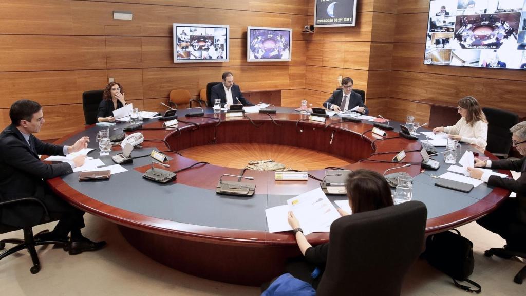 Consejo de Ministros con Sánchez, Montero, Ábalos, Illa, Díaz, Marlaska y Robles en la sala y el resto de ministros por vía telemática.