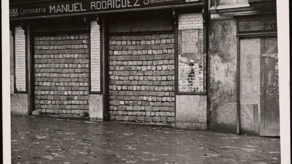 Una carnicería del barrio de Argüelles, tapiada con adoquines.