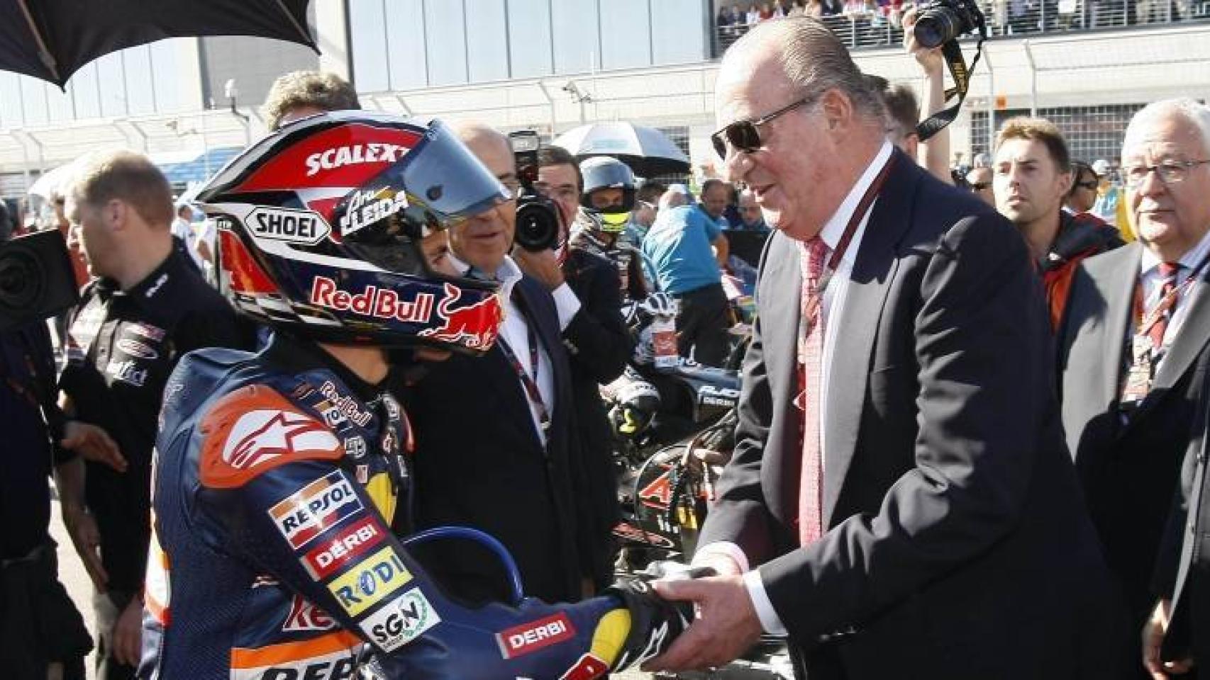 El Rey Juan Carlos reprende a Nico Abad: ¡Quita el micrófono de ahí!
