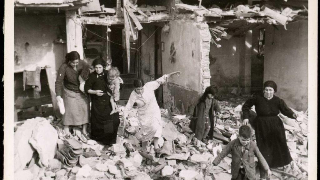 Una familia de Vallecas, en su casa derruida por las bombas.