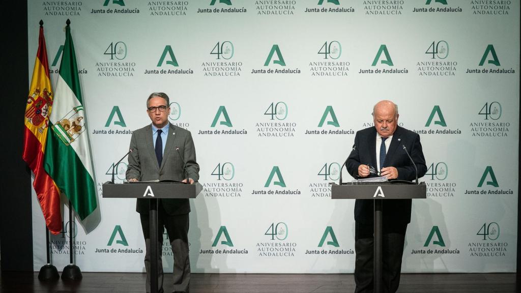 El consejero de Presidencia de la Junta, Elías Bendodo, y el de Salud, Jesús Aguirre, esta lunes.