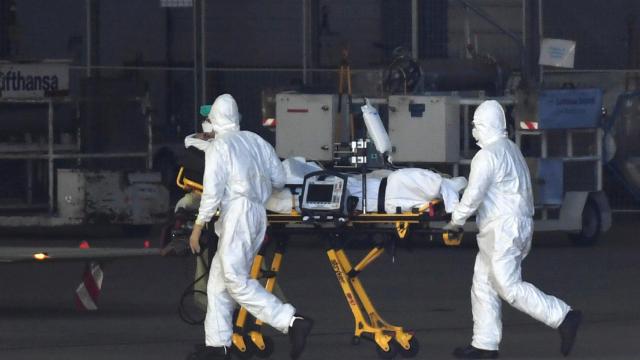 Un paciente de Bérgamo (Italia) llega al aeropuerto de Hamburgo (Alemania)