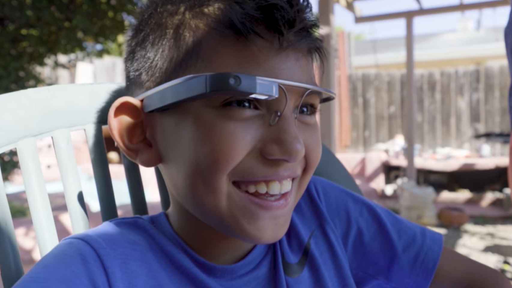 Niño utilizando Google Glass