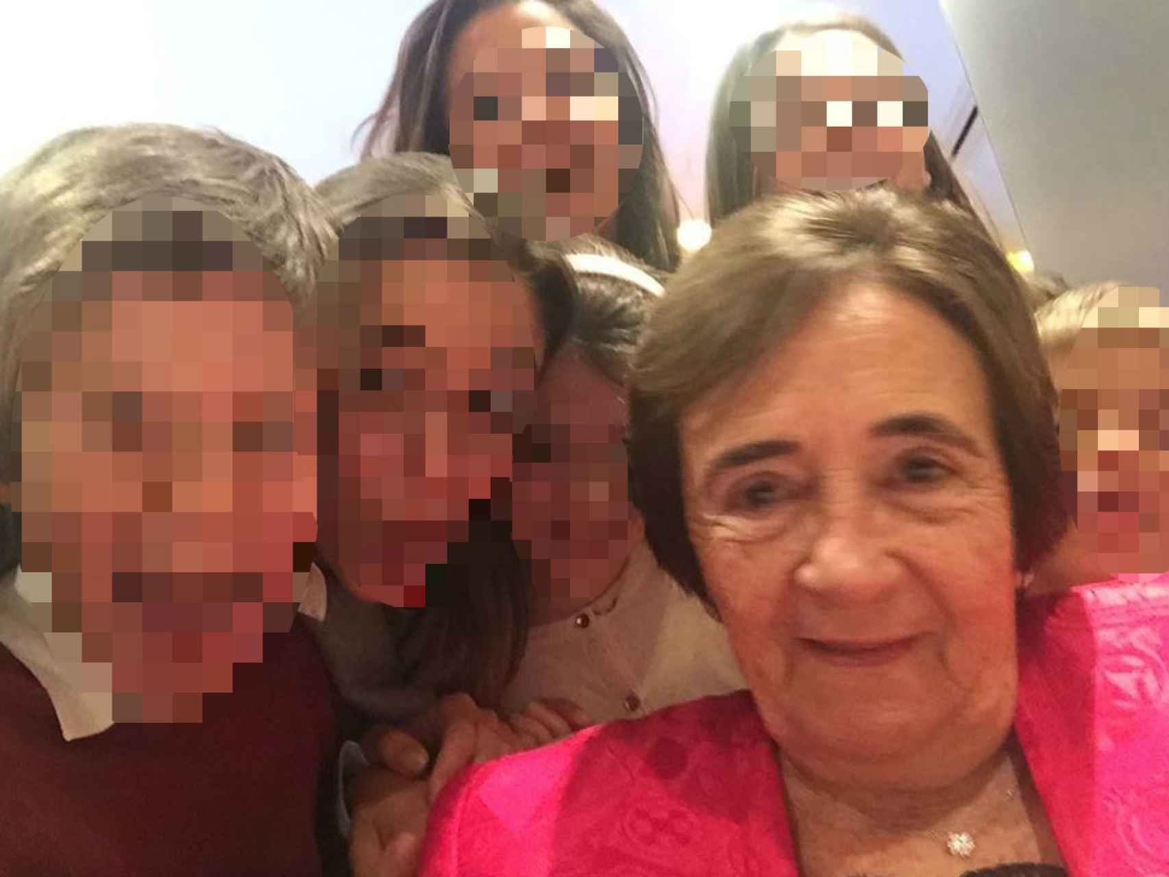 María Teresa Torrededía junto a sus nietos, en una imagen de redes sociales.