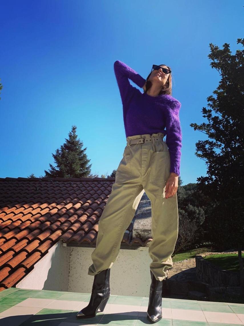 Luisa Mayol posando al sol de su tejado.