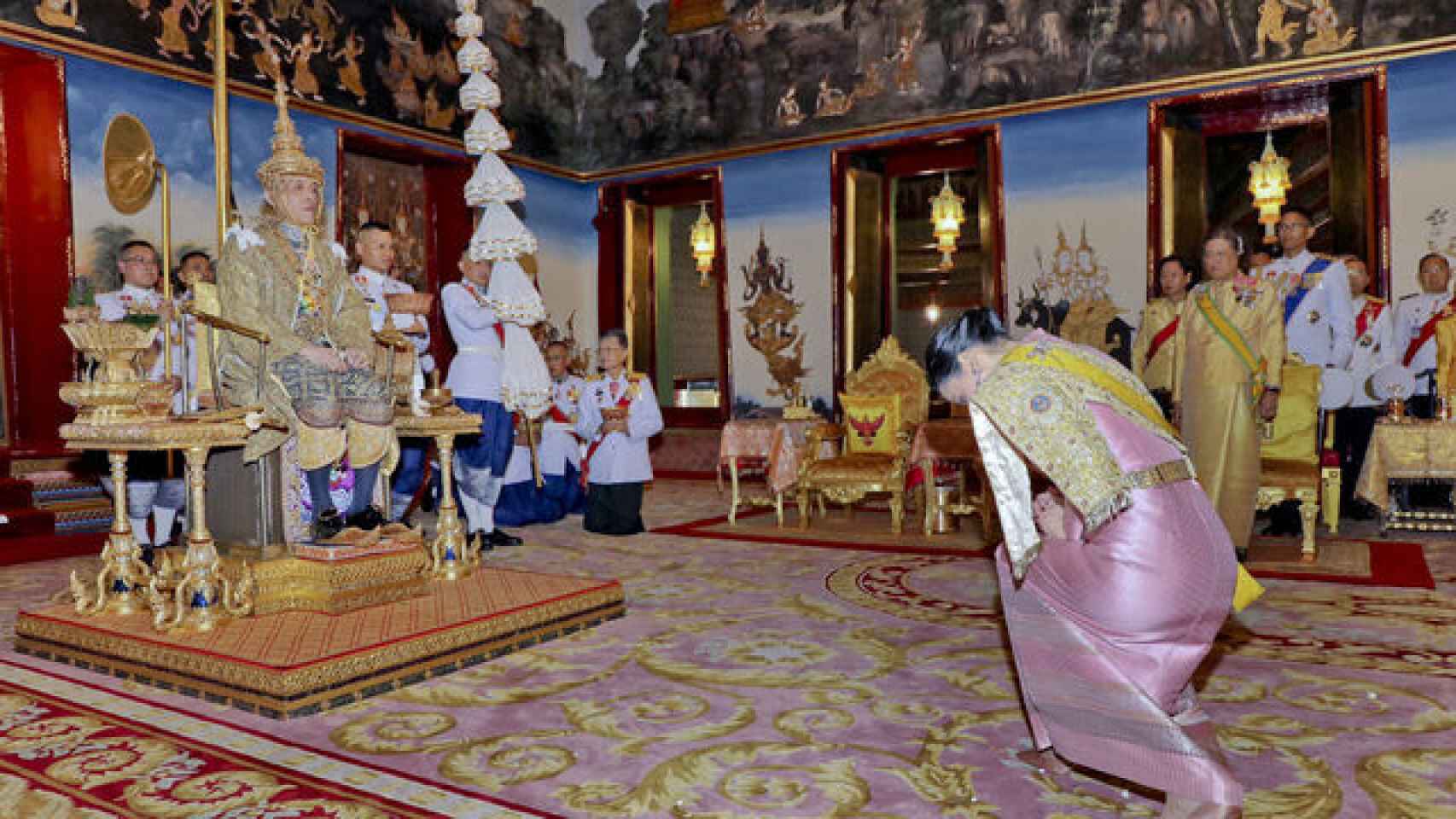 Detalle de Rama X recibiendo la corona.