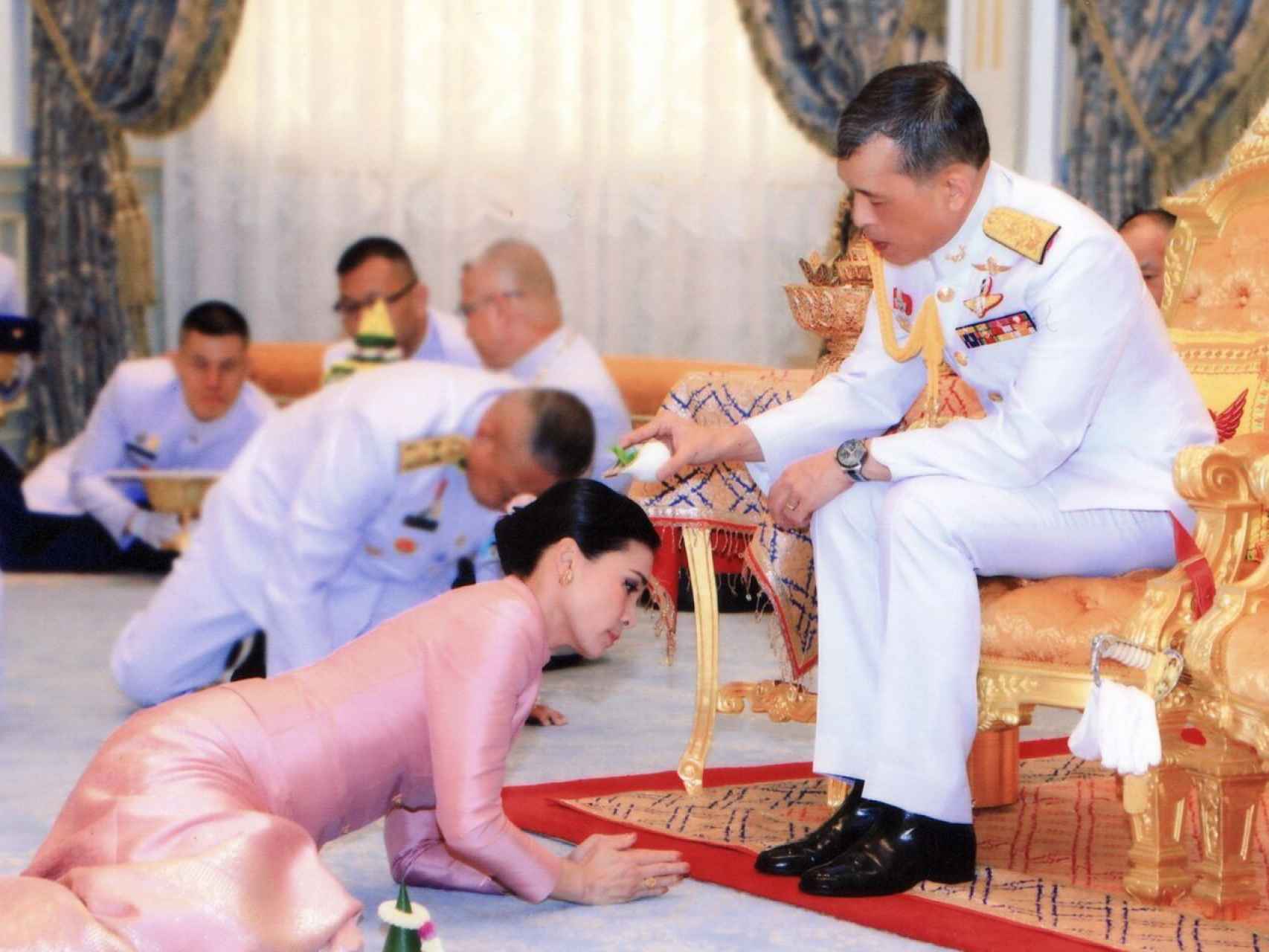 El rey de Tailandia en su boda con Suthida, la mujer a la que después despojó de sus títulos.