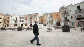 Un hombre pasea solo por la ciudad de Bari, Italia.