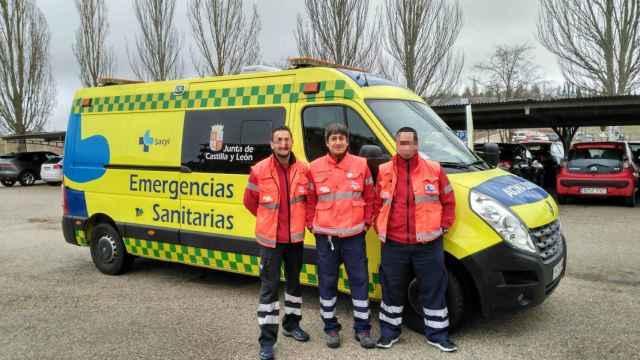 Toño y sus compañeros en la única ambulancia medicalizada de Soria.