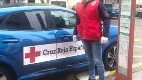 Javi Castillejo ayudando a Cruz Roja a repartir comida a los afectados por el coronavirus en Parla