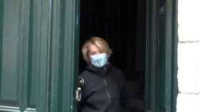 Esperanza Aguirre en la puerta de su domicilio, en Madrid.