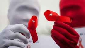 Lazos rojos, símbolo de la lucha contra el VIH./