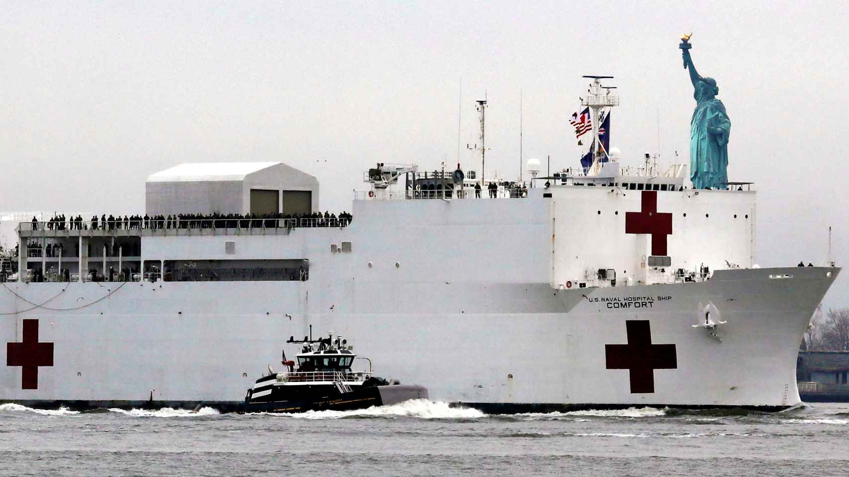 El buque-hospital USNS Comfort, con 1.000 camas y 12 quirófanos, llega a Nueva York para sumarse a la lucha frente al coronavirus.