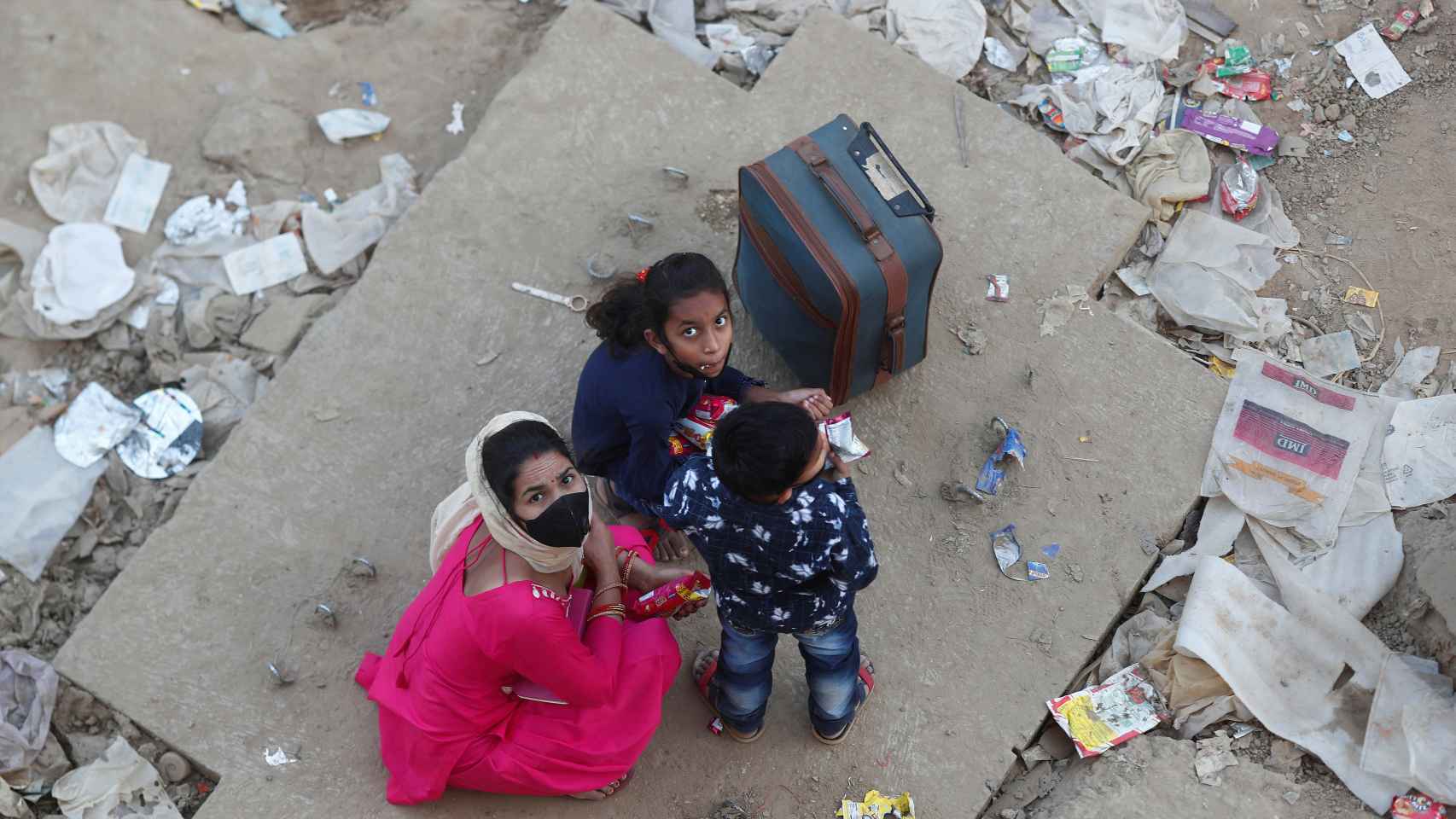 Una familia, en uno de los barrios más deteriorados de Nueva Delhi