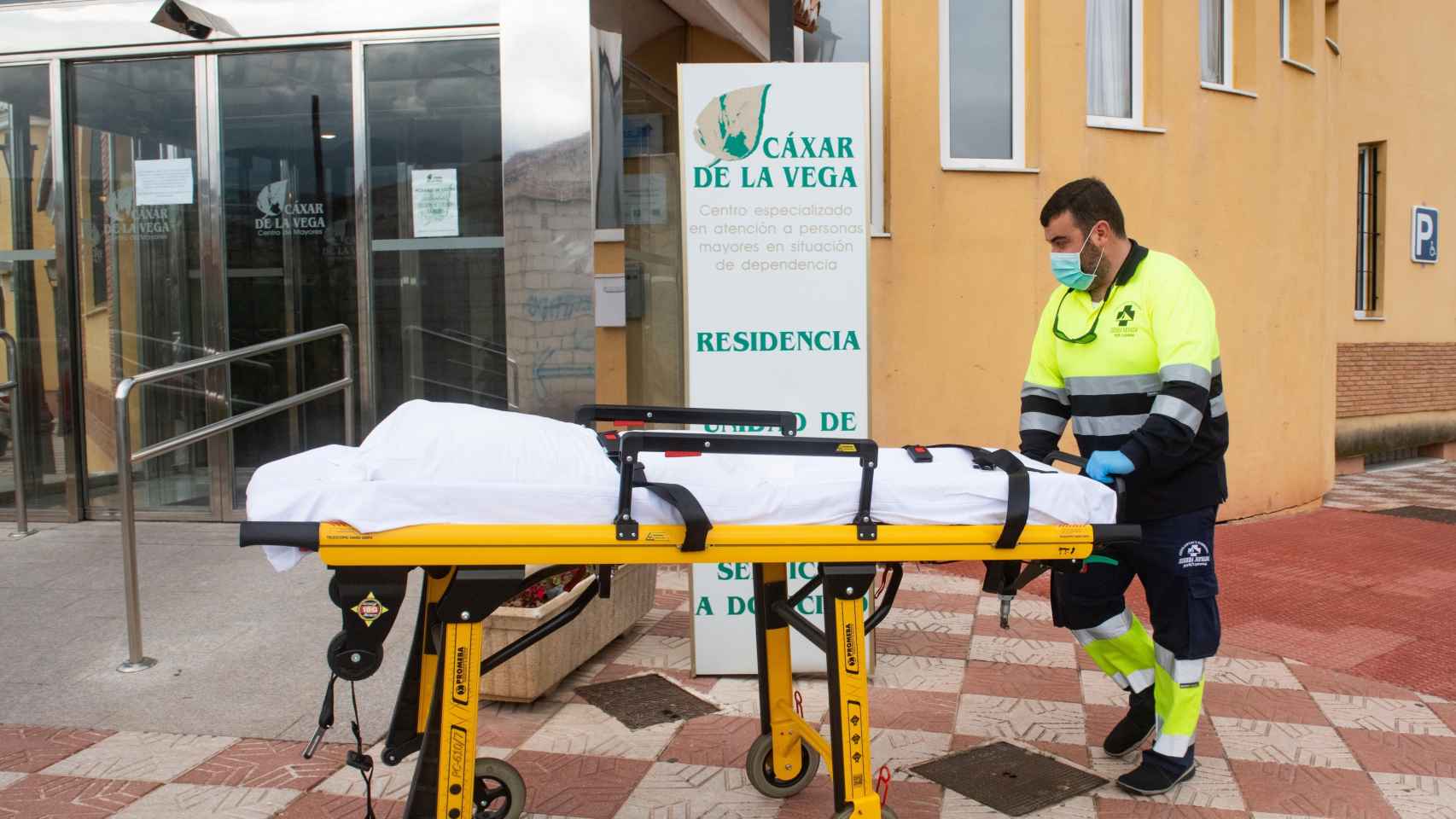 Personal sanitario traslada una camilla en la residencia de mayores de Cájar (Granada).