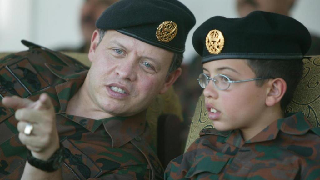 El príncipe Al Hussein bin Abdullah II junto al rey Abdullah II ibn Al Hussein durante una la exhibición de un ejercicio militar durante su juventud.