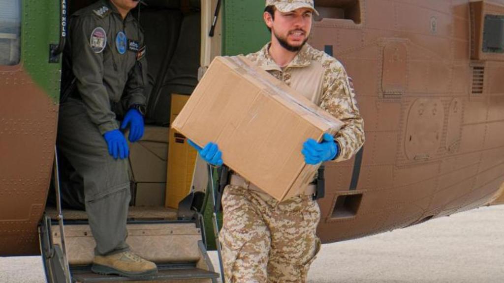 El príncipe Hussein ha acompañado al ejército en la distribución de material y alimentos a Irbid, poblado sumido en una cuarentena obligatoria.