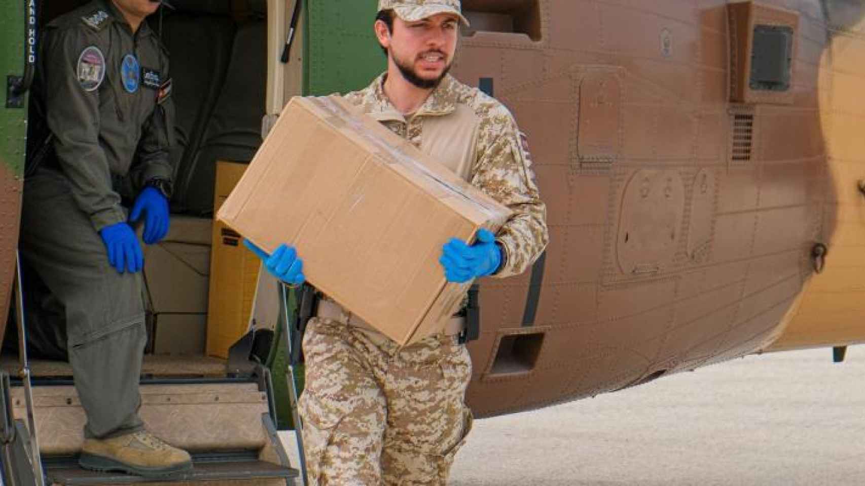 El príncipe Hussein ha acompañado al ejército en la distribución de material y alimentos a Irbid, poblado sumido en una cuarentena obligatoria.