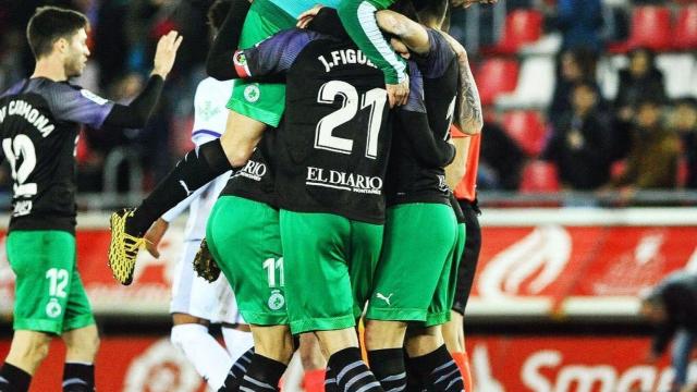 La piña de los jugadores del Racing de Santander