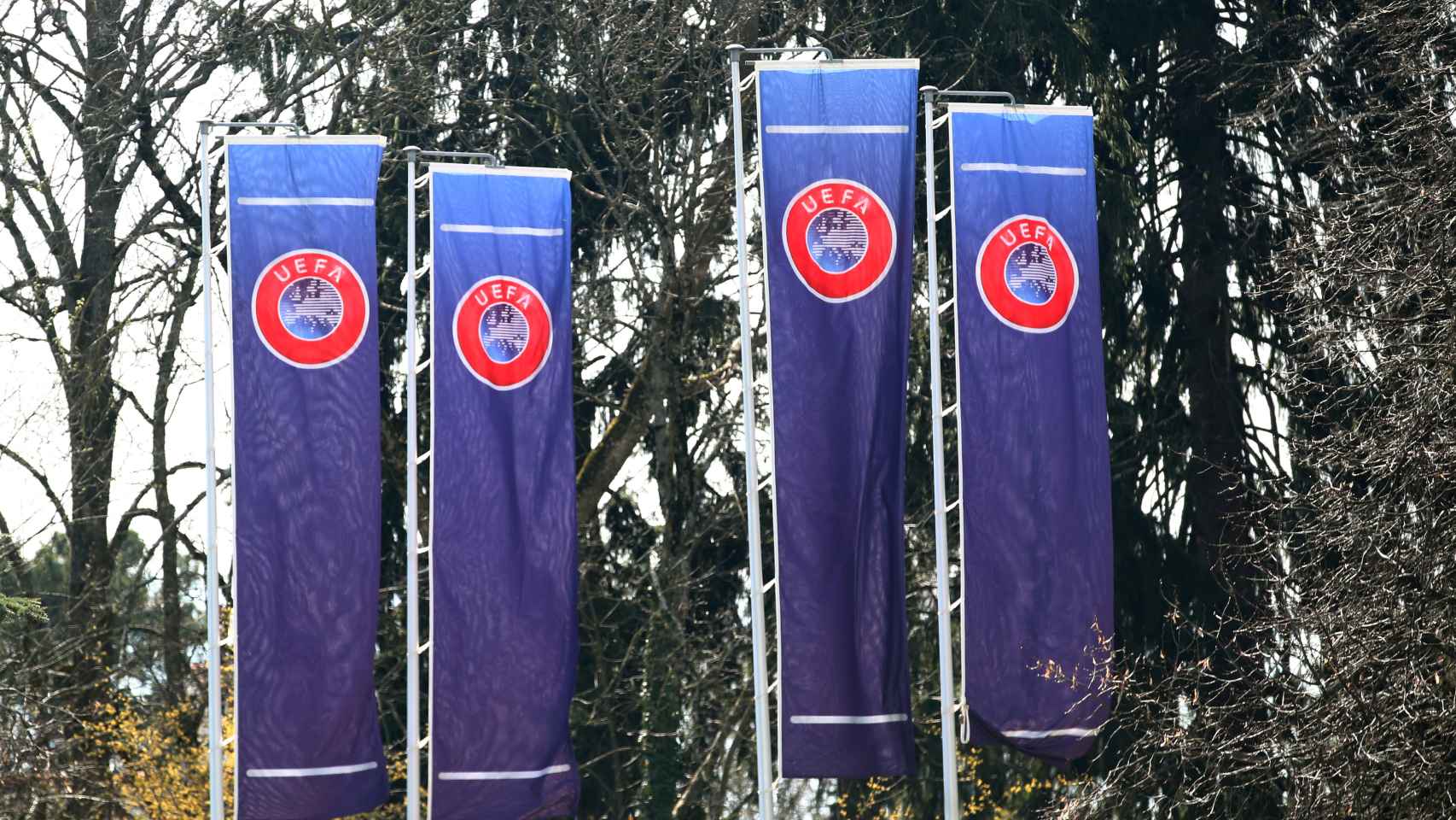 Las banderas de la UEFA en la sede de Nyon