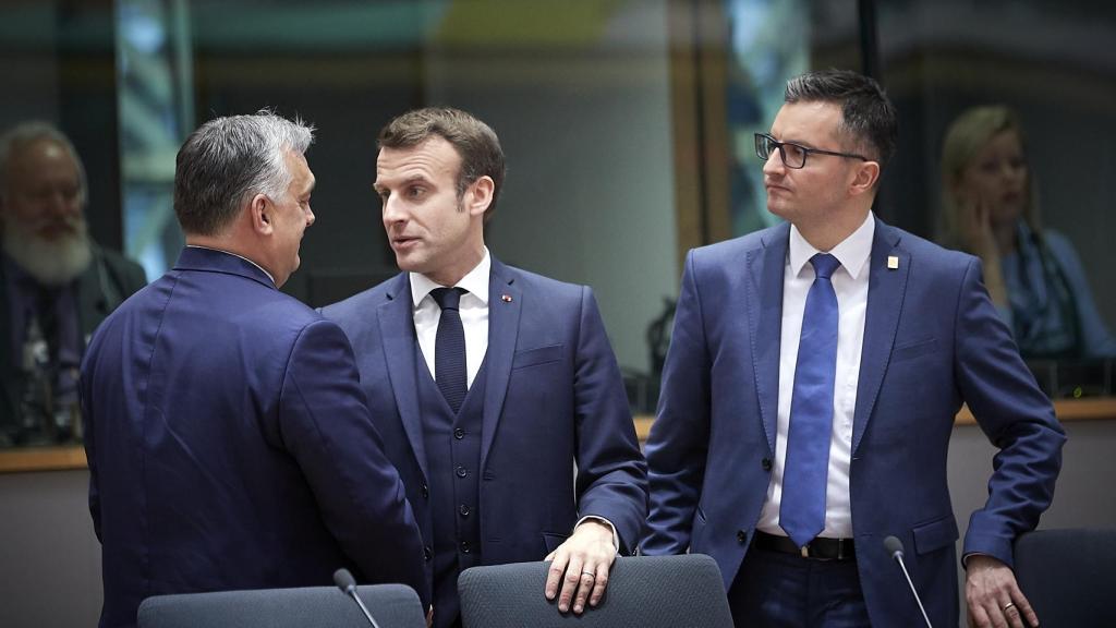 Viktor Orbán conversa con Emmanuel Macron durante la última cumbre presencial de febrero