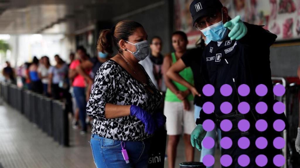 Solo mujeres en la cola de un supermercado de Panamá.