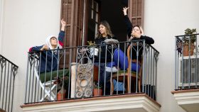 Varias personas en un balcón de Barcelona en el octavo día del estado de alarma a causa del coronavirus.