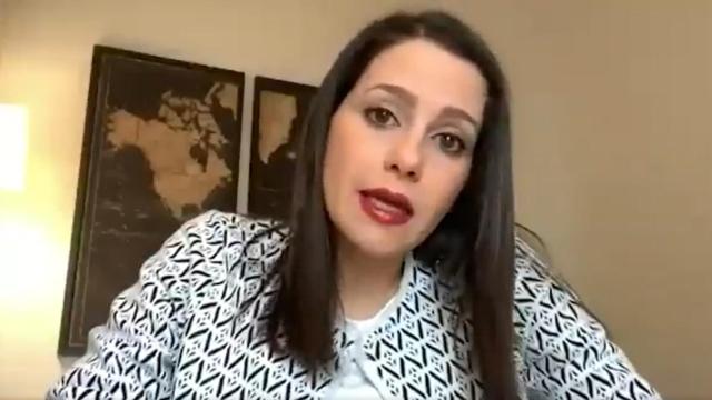 La presidenta de Cs, Inés Arrimadas, en una rueda de prensa desde su domicilio con motivo del estado de alarma.