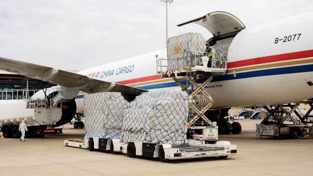Avión con material sanitario procedente deChina