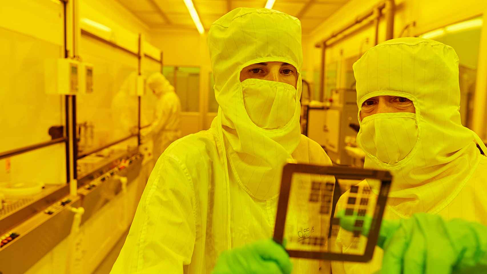 Investigadores en uno de los laboratorios de CIC nanoGUNE.