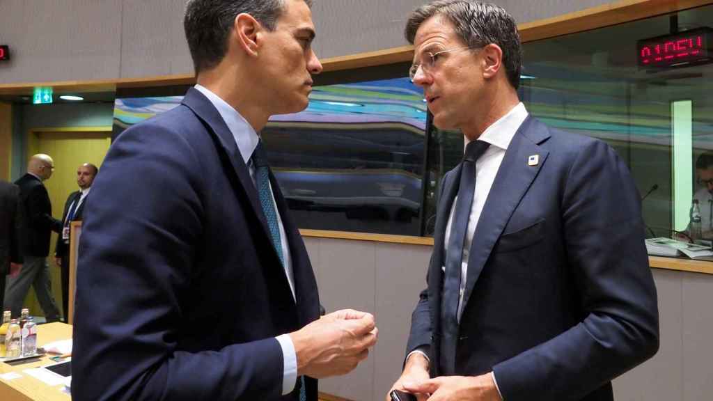 Pedro Sánchez conversa con Mark Rutte durante una cumbre de la UE