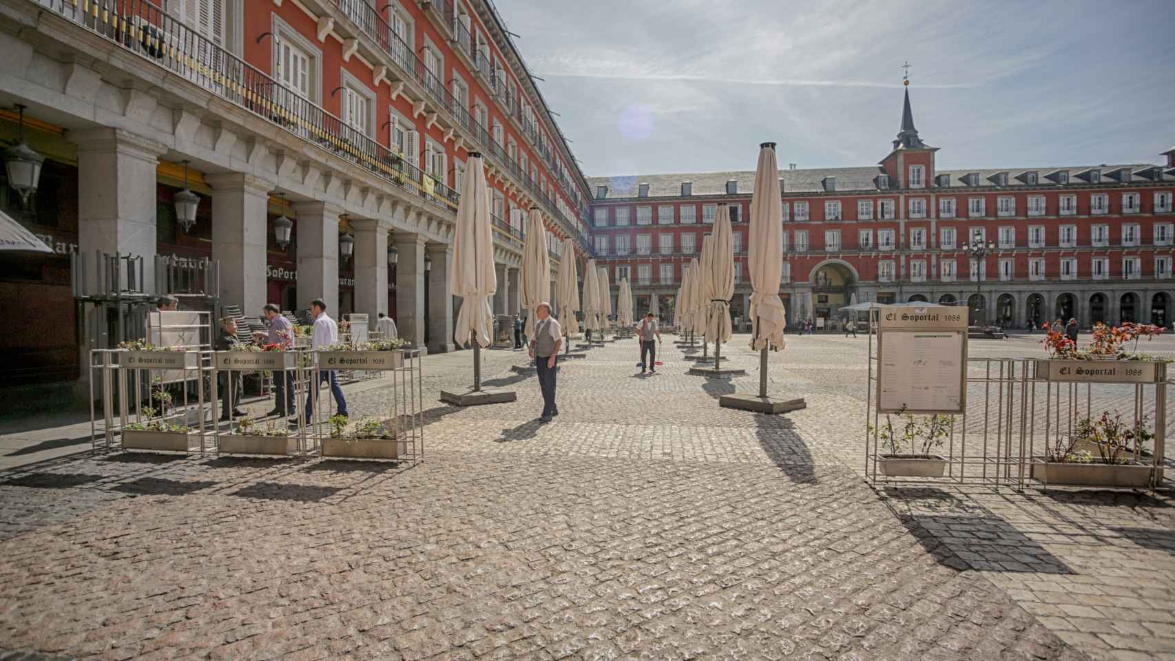 La Plaza Mayor de Madrid, casi desierta.