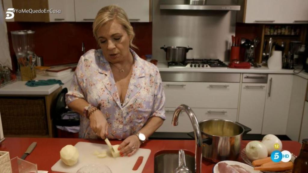 Carmen Borrego en la cocina de 'Ven a cenar conmigo'.