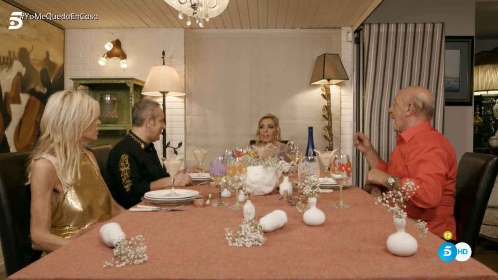 Los cuatro comensales a la mesa de la casa de Carmen.