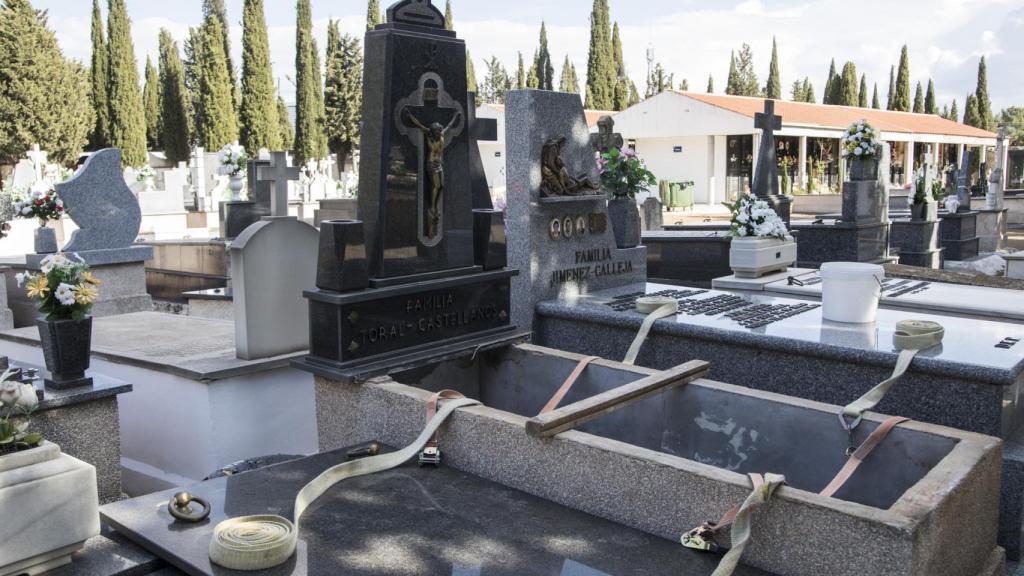 Una sepultura abierta en el cementerio de Tomelloso (Ciudad Real).