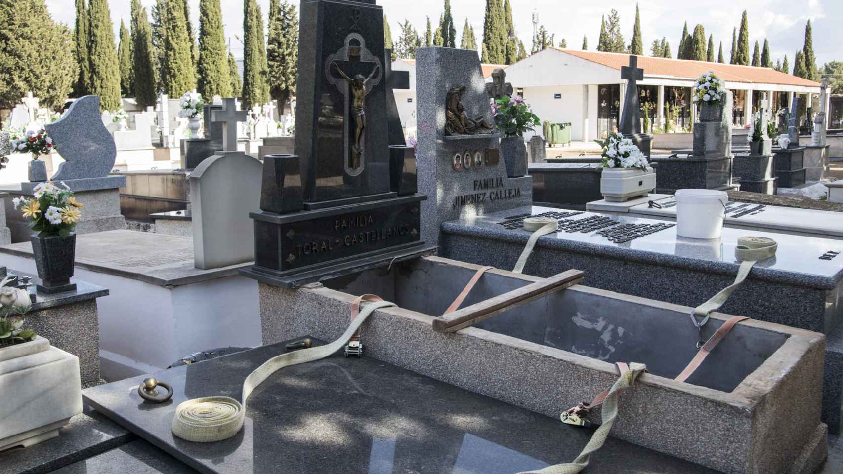 Una sepultura abierta en el cementerio de Tomelloso (Ciudad Real).