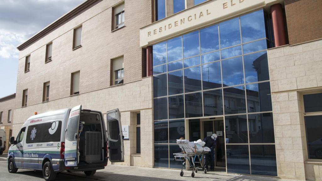 Una anciana sale de la residencia Fundación Elder.