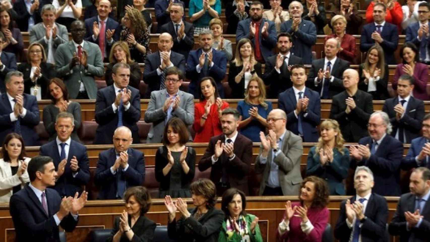 Sánchez recibe el aplauso de su bancada en el Congreso.