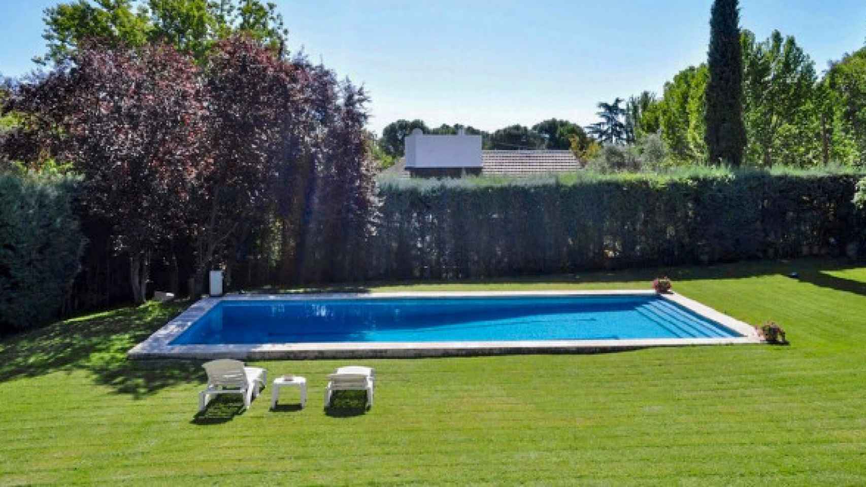 Jardín y piscina privada.