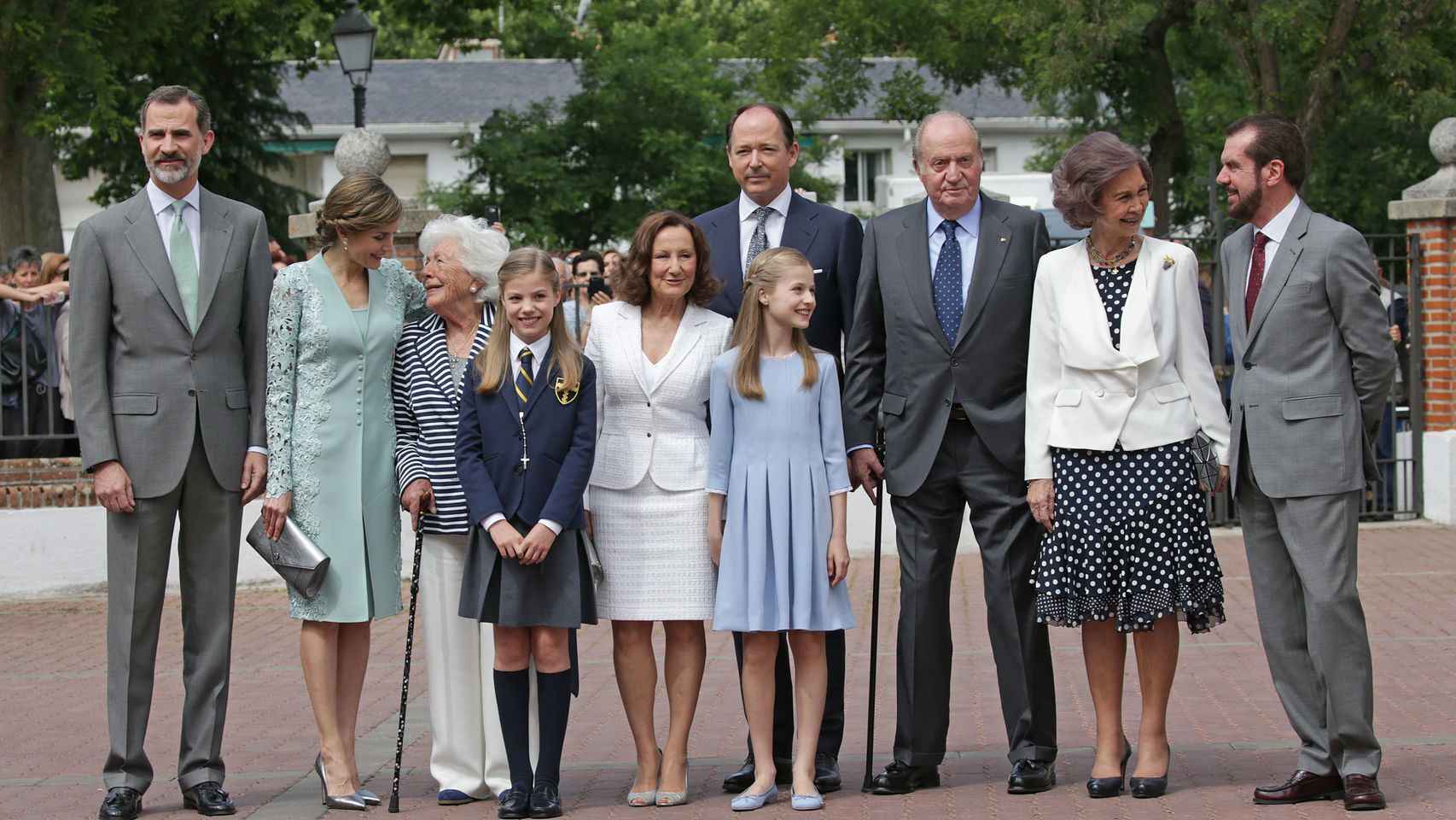 La familia real, junto a los padres de la reina Letizia, Paloma Rocasolano y Jesús Ortiz, y su abuela, Menchu Álvarez..