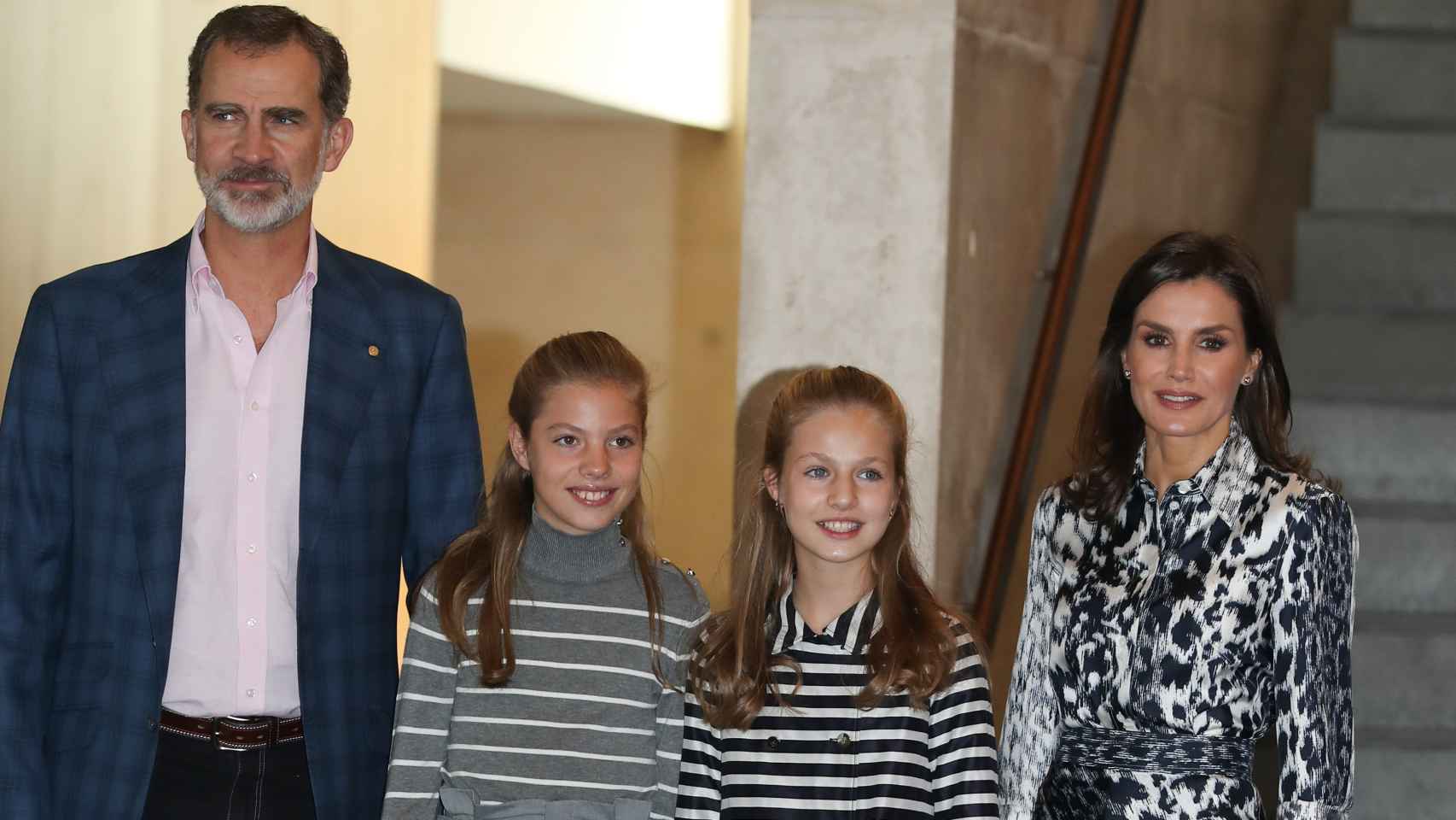 Los reyes Felipe VI y Letizia, junto a sus hijas, la princesa Leonor y la infanta Sofía.